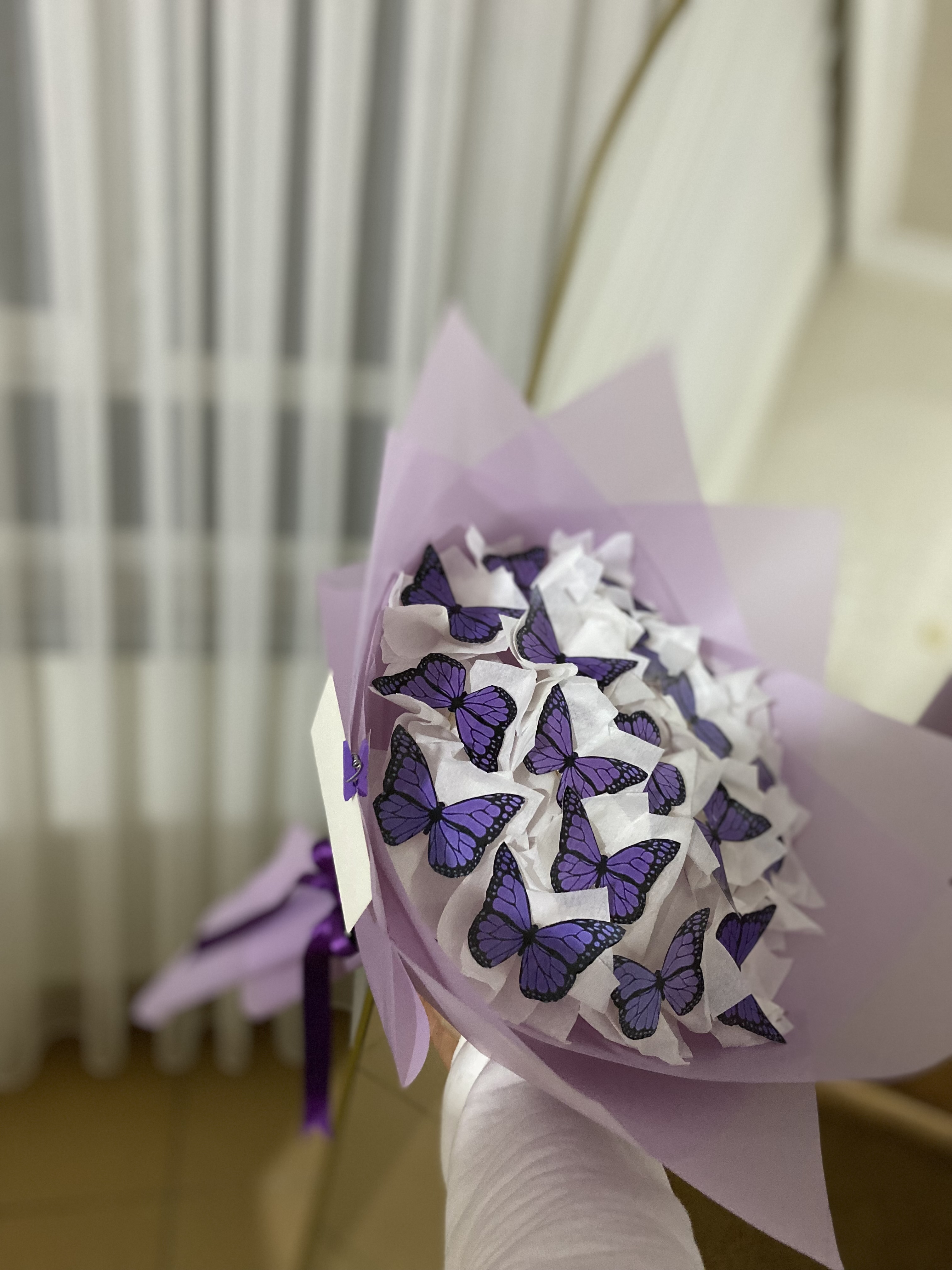 Orta boy mor ışıklı kelebek buketi